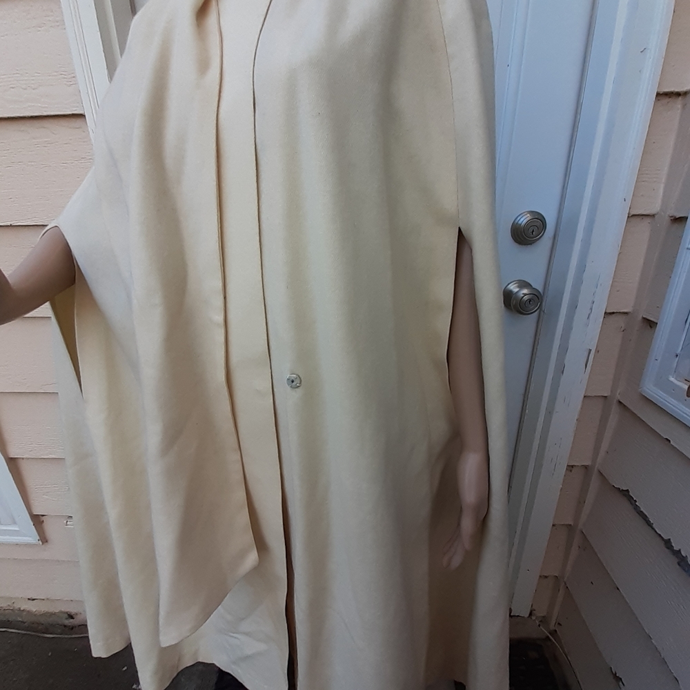 Wellington Fashions cream cloak/cape